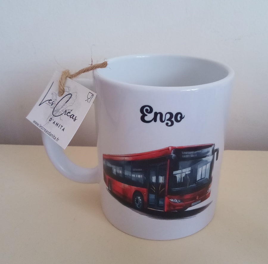 Mug blanc en céramique de 325 ml avec un bus rouge de profil et personnalisé avec un prénom. Cadeau pour conducteur / conductrice de bus - Fête des mères