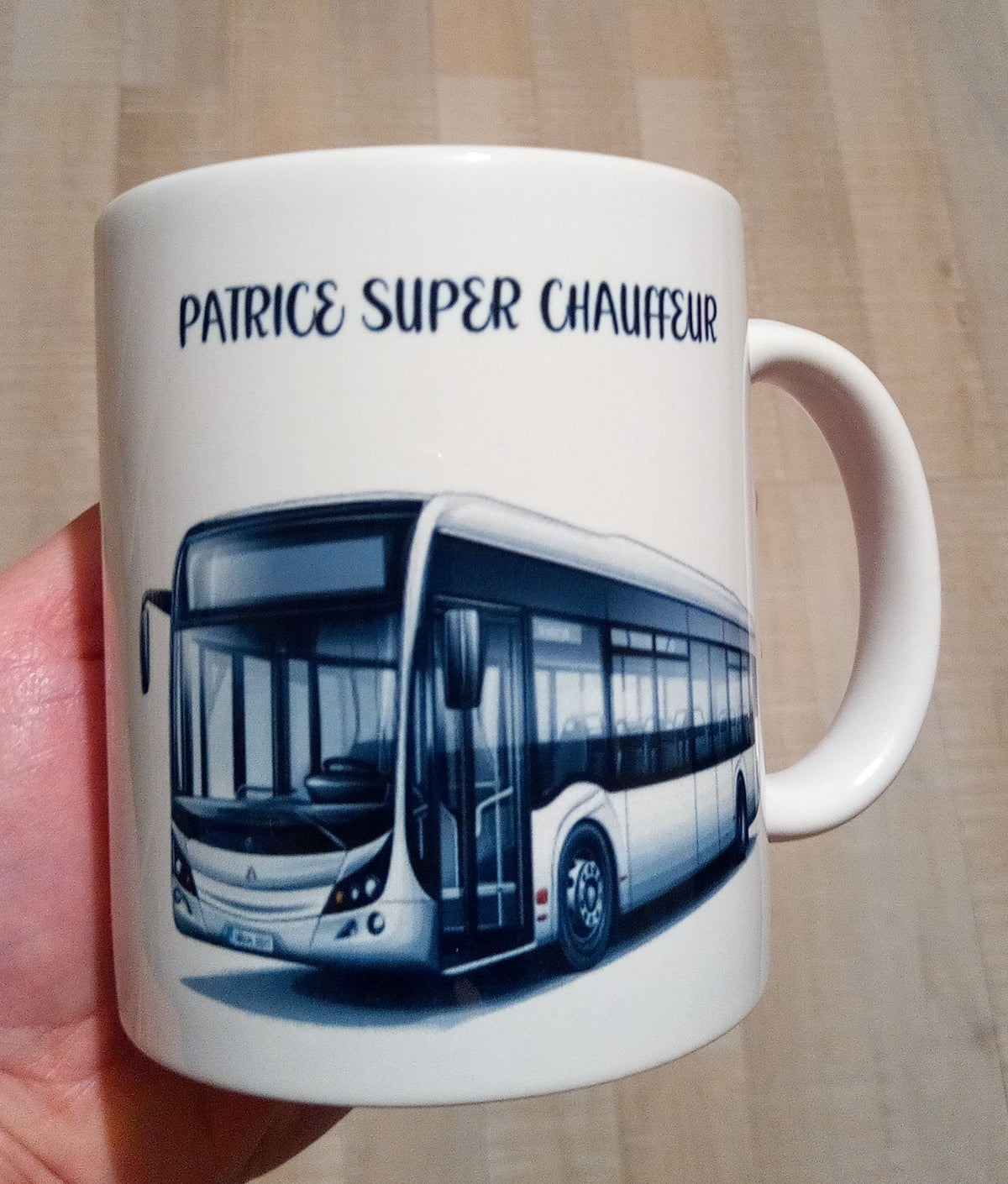 Mug blanc en céramique de 325 ml avec un bus blanc de profil et personnalisé avec un texte. Cadeau pour conducteur / conductrice de bus.
