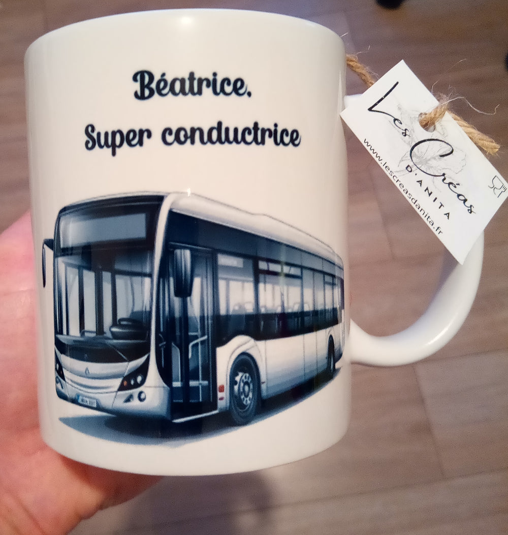 Mug blanc en céramique de 325 ml avec un bus blanc de profil et personnalisé avec un texte. Cadeau pour conducteur / conductrice de bus. 