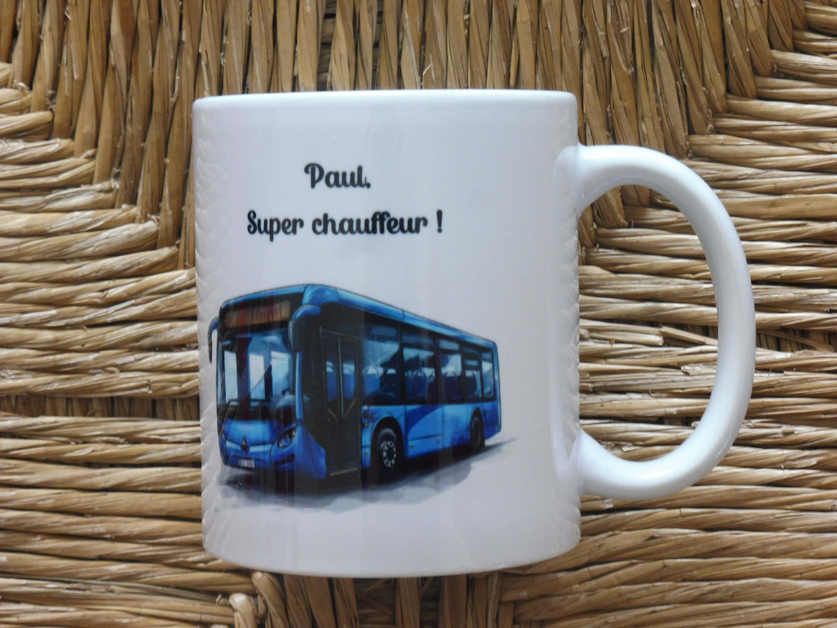 Mug blanc en céramique de 325 ml avec un bus bleu de profil et personnalisé avec un texte. Tasse pour cadeau conducteur de car
