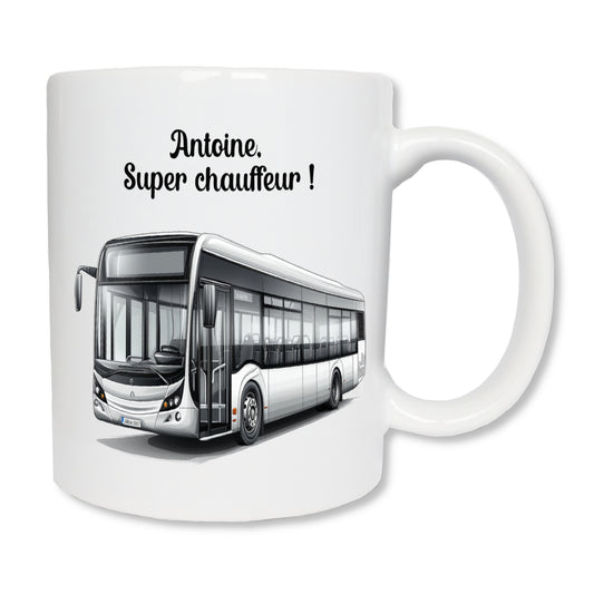 Mug blanc en céramique de 325 ml avec un bus blanc de profil et personnalisé avec un texte. Cadeau pour conducteur / conductrice de bus.