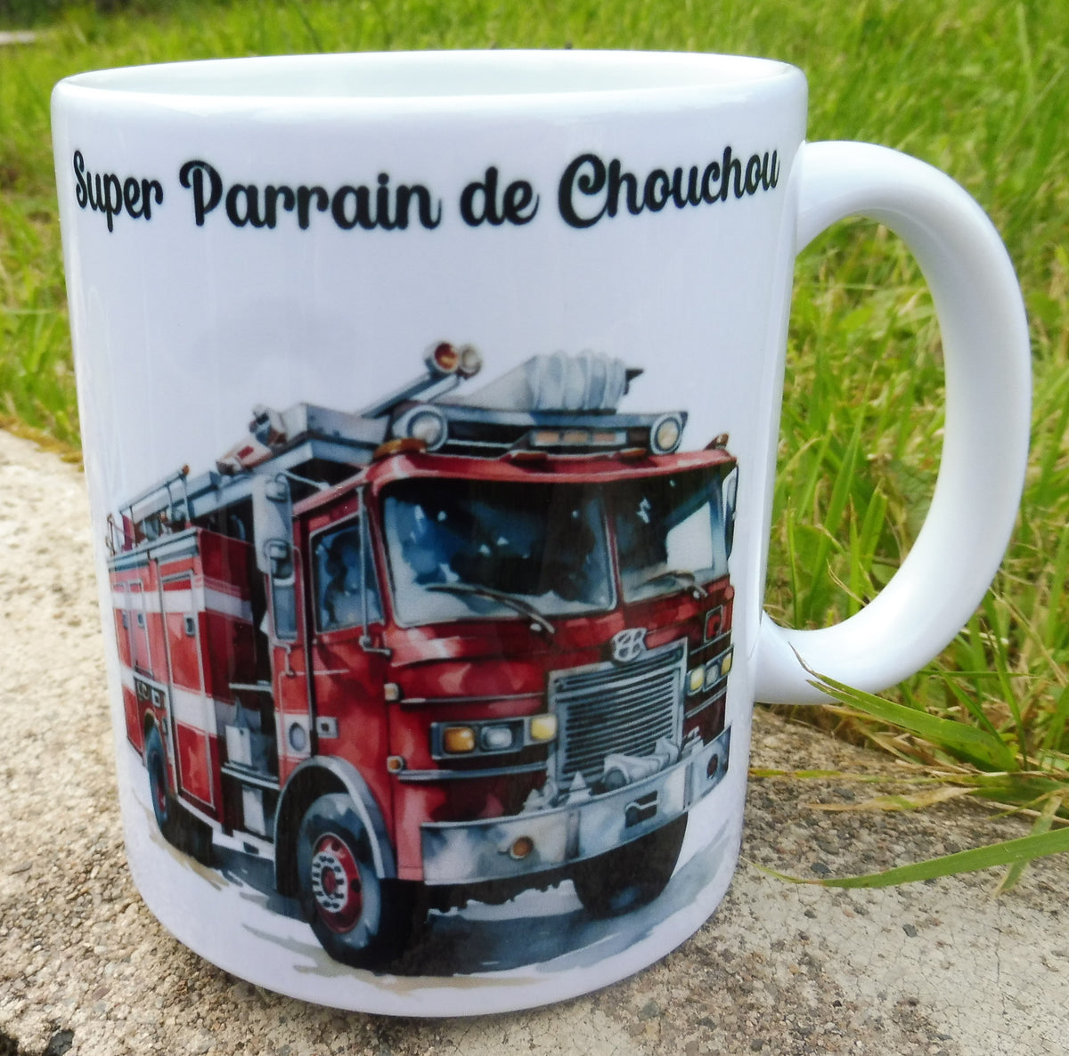 Vue de face mug camion de pompier personnalisé avec prénom
