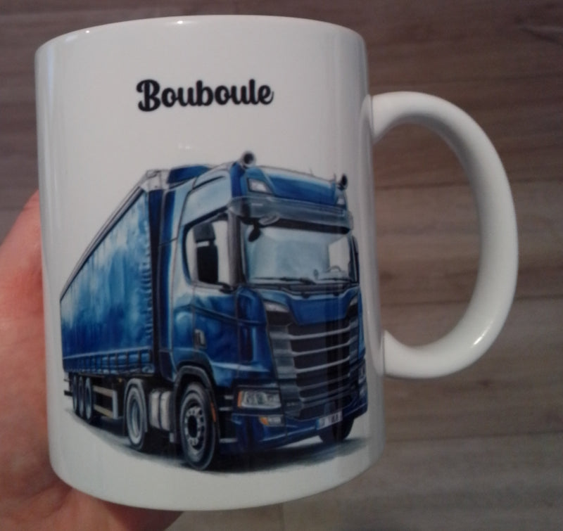 Tasse blanche avec un camion poids lourd bleu et un prénom
