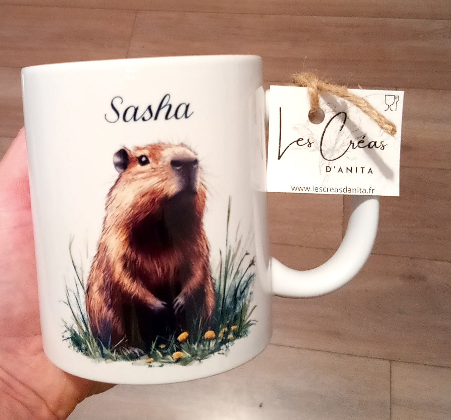 mug  personnalisé blanc en céramique avec un rongeur capybara debout dans l'herbe et un prénom