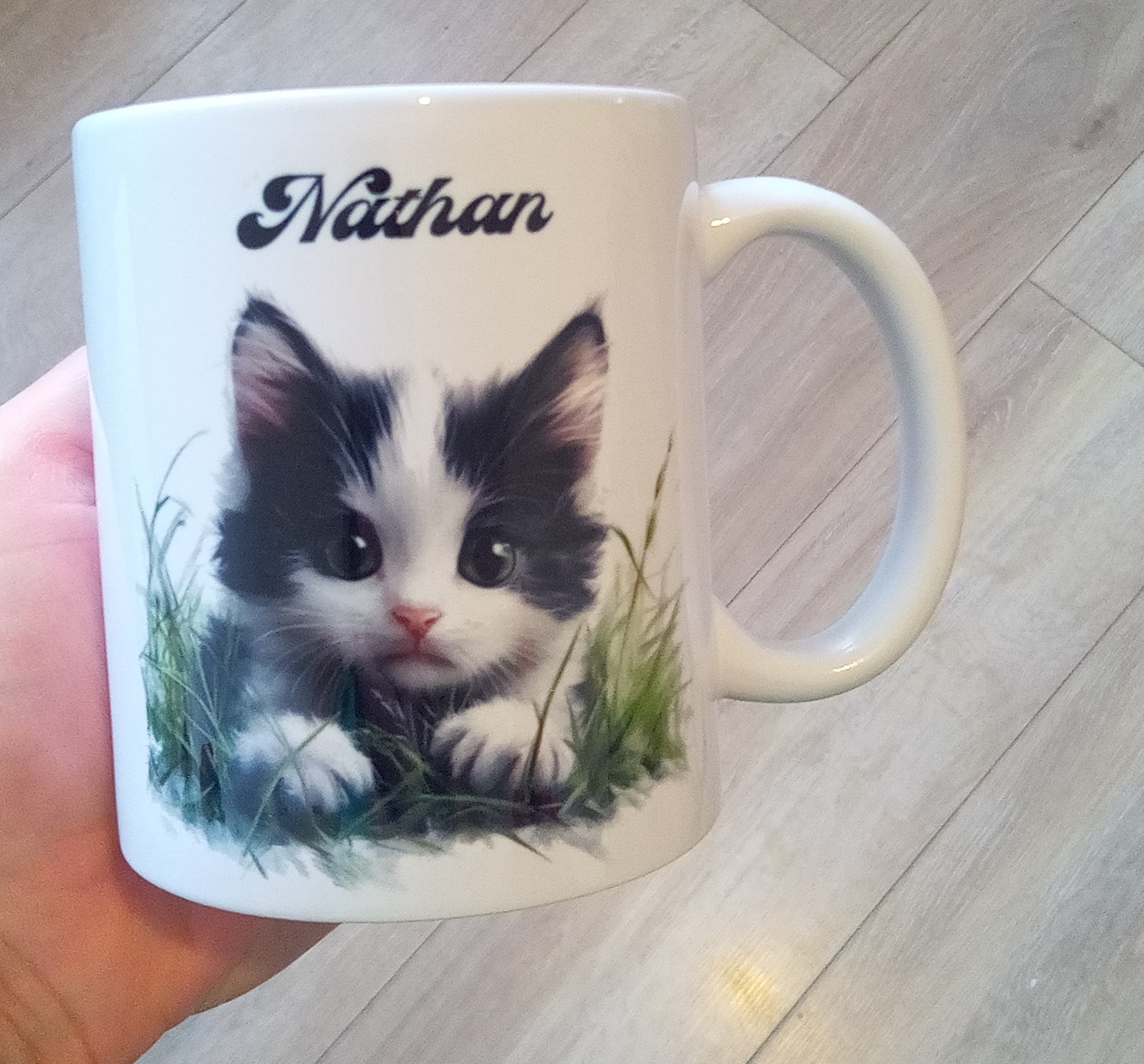Mug en céramique avec un chaton noir et blanc et un prénom