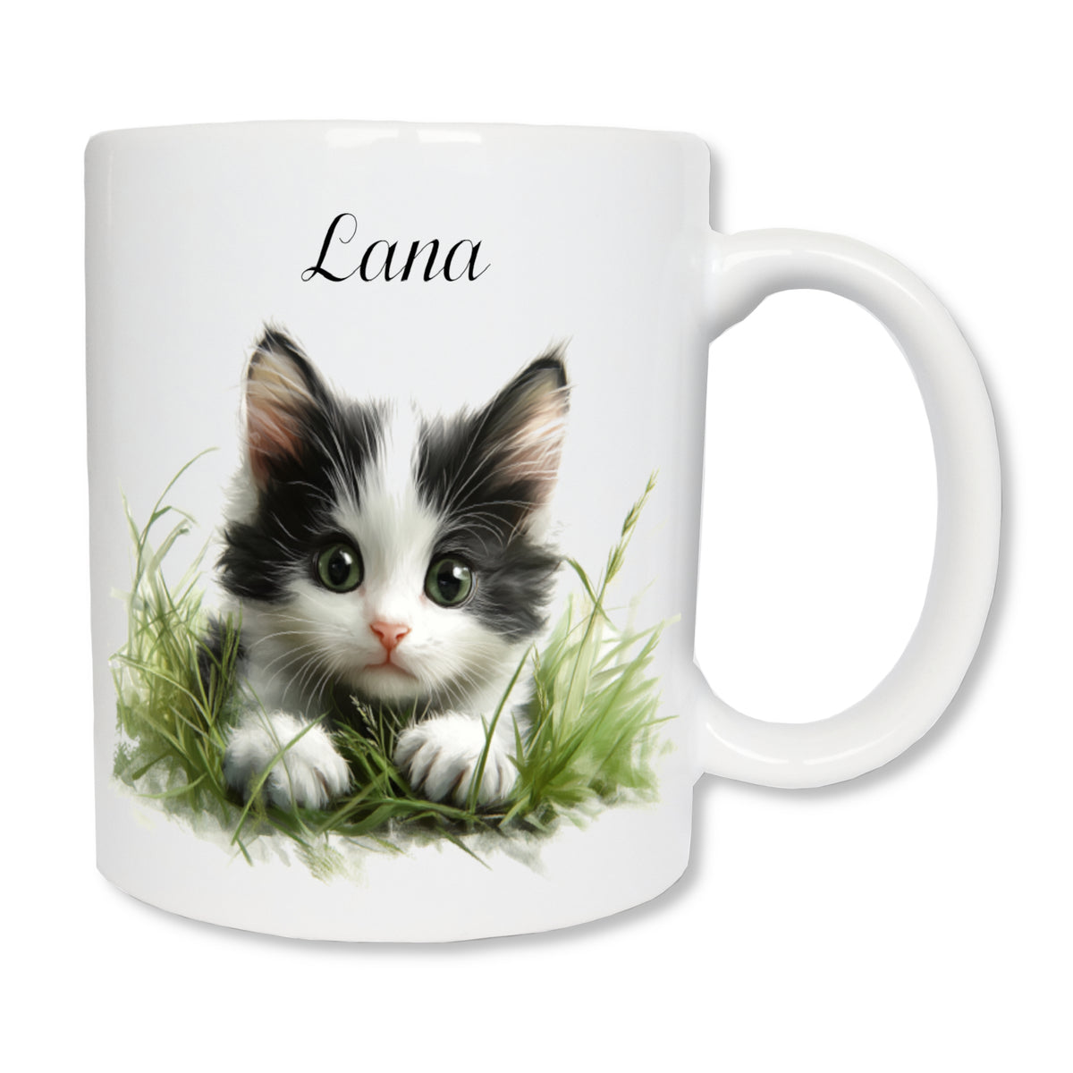 Mug en céramique personnalisé avec un prénom et un chaton noir et blanc couché dans de l'herbe.