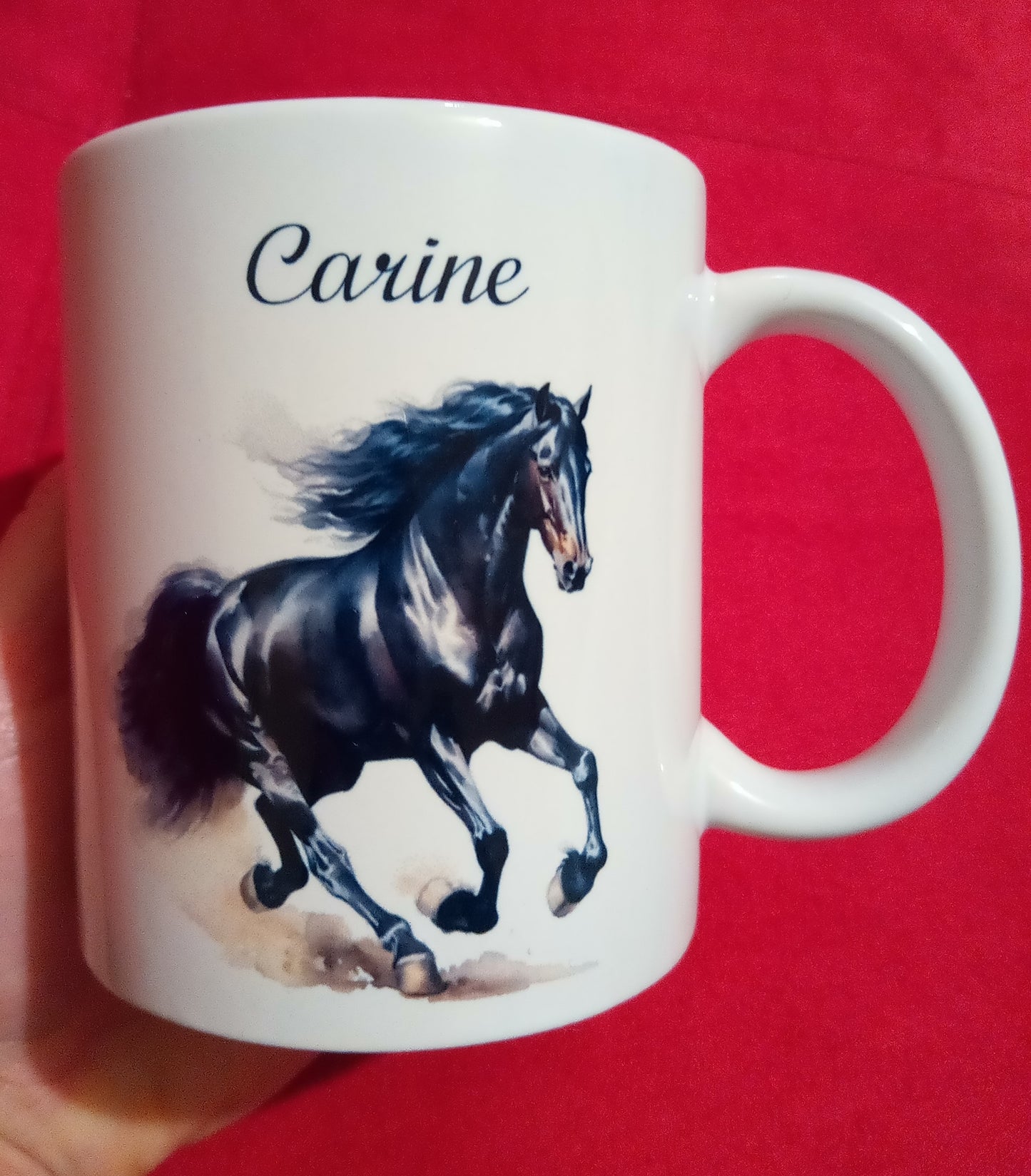Tasse en céramique blanc de 325 ml représentant un cheval au galop de couleur noire, personnalisé avec un prénom" - Idée cadeau mug cavalier / cavalière
