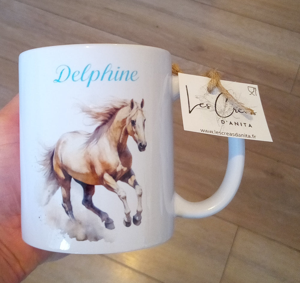 Mug en céramique blanc de 325 ml représentant un cheval au galop de couleur crème, personnalisé avec un prénom - Cadeau anniversaire