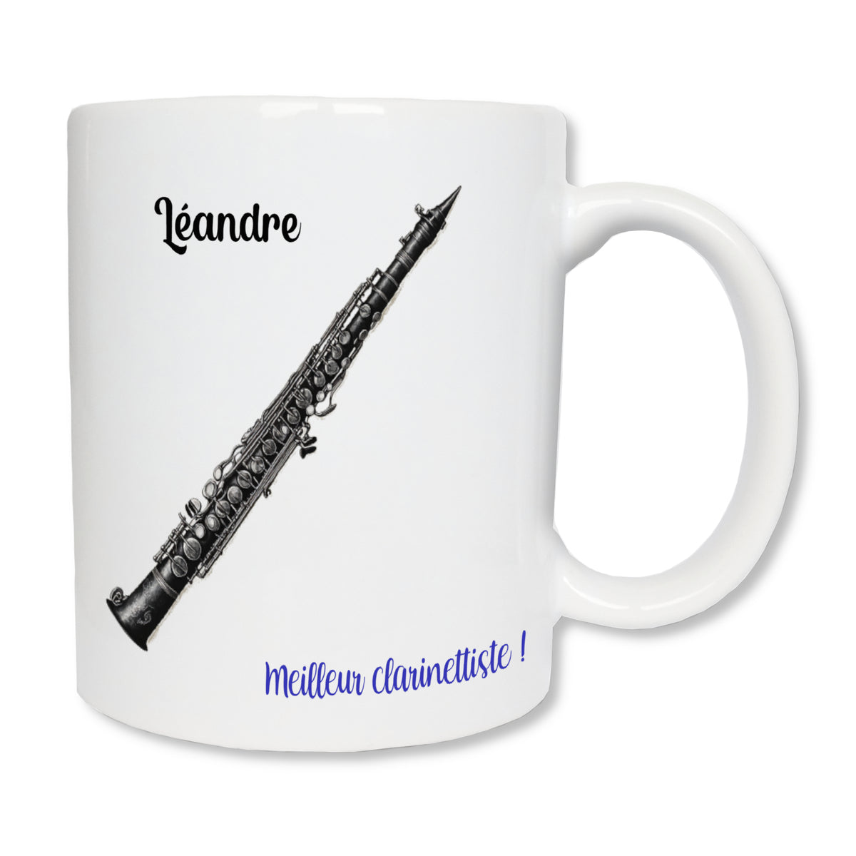 Mug personnalisé en céramique de 325 ml avec une clarinette noire de profil. La tasse est personnalisée avec un prénom et un message. Cadeau clarinettiste