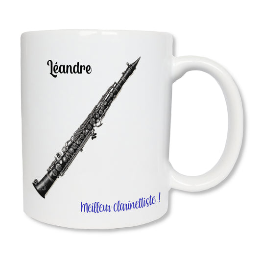 Mug personnalisé en céramique de 325 ml avec une clarinette noire de profil. La tasse est personnalisée avec un prénom et un message. Cadeau clarinettiste