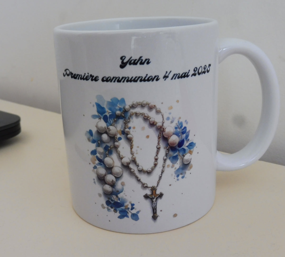 Mug blanc en céramique de 325 ml avec le dessin d'un chapelet avec une croix, entouré de fleurs bleues et personnalisé avec un texte - Cadeau pour profession de foi