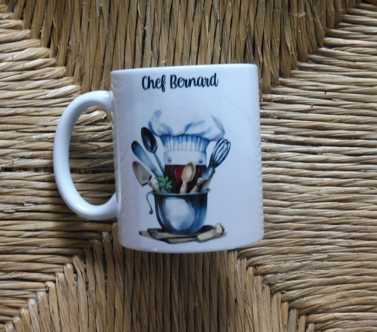 Mug personnalisé en céramique de 325 ml blanc imprimé avec des ustensiles de cuisine, une toque et un texte. Cadeau cuisinier / cuisinière
