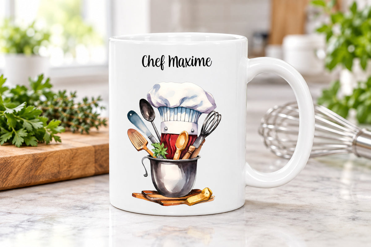 Mug personnalisé en céramique de 325 ml blanc imprimé avec des ustensiles de cuisine, une toque et un texte. Cadeau chef de cuisine