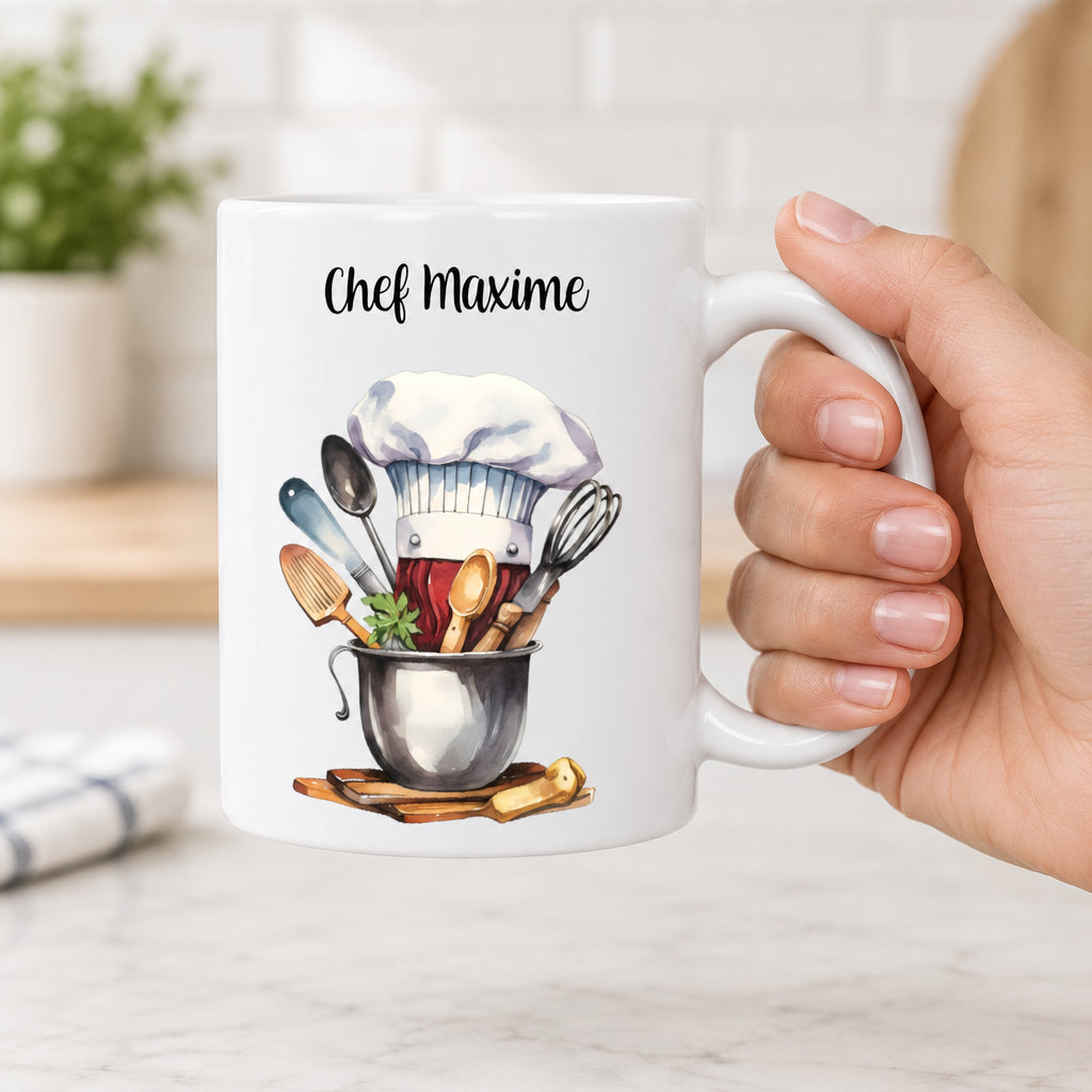 Tasse personnalisée en céramique de 325 ml blanc imprimé avec des ustensiles de cuisine, une toque et un texte. Cadeau cuisinier / cuisinière