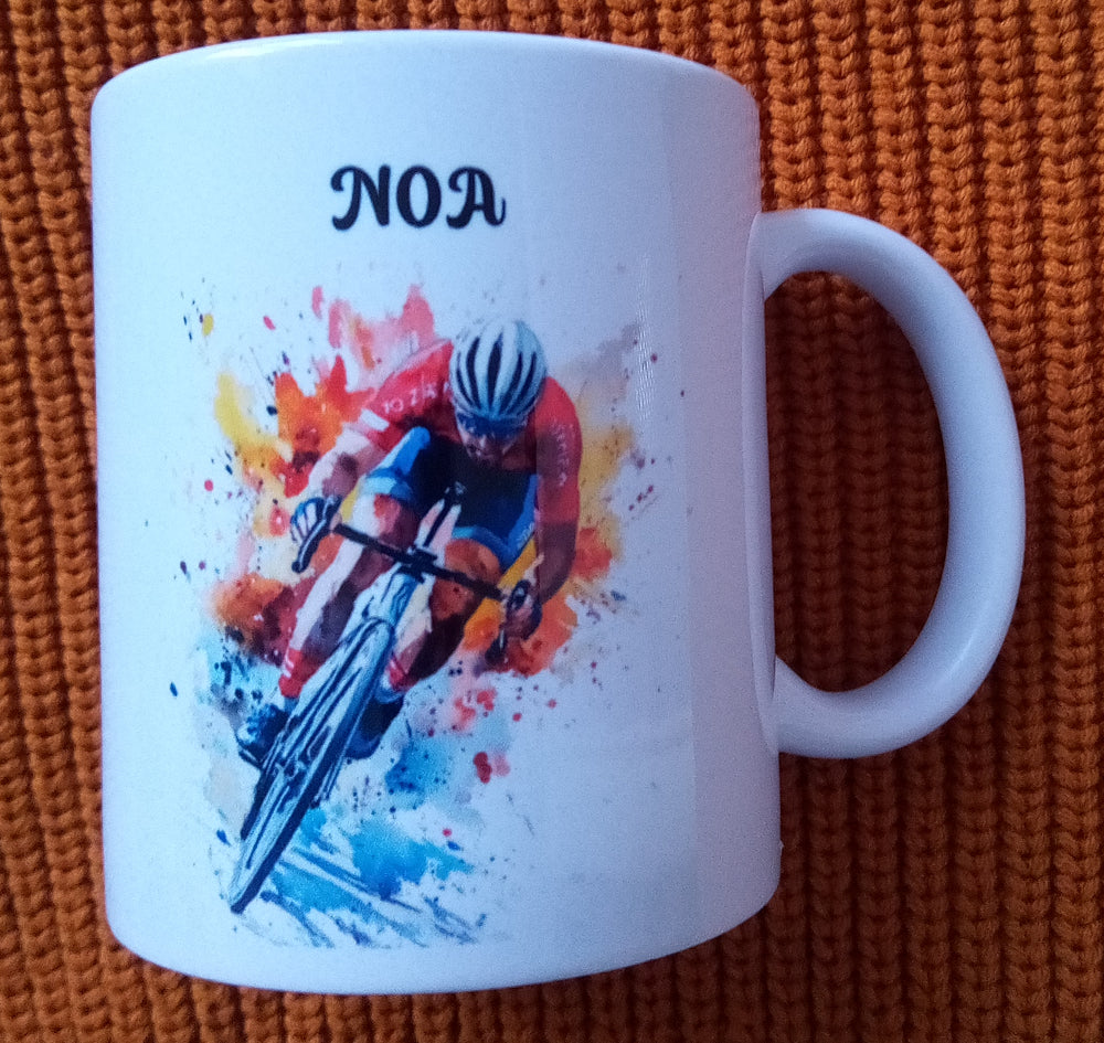 Mug blanc en céramique de 325 ml avec un dessin représentant un homme cycliste qui fait une course sur son vélo. Cadeau cycliste.
