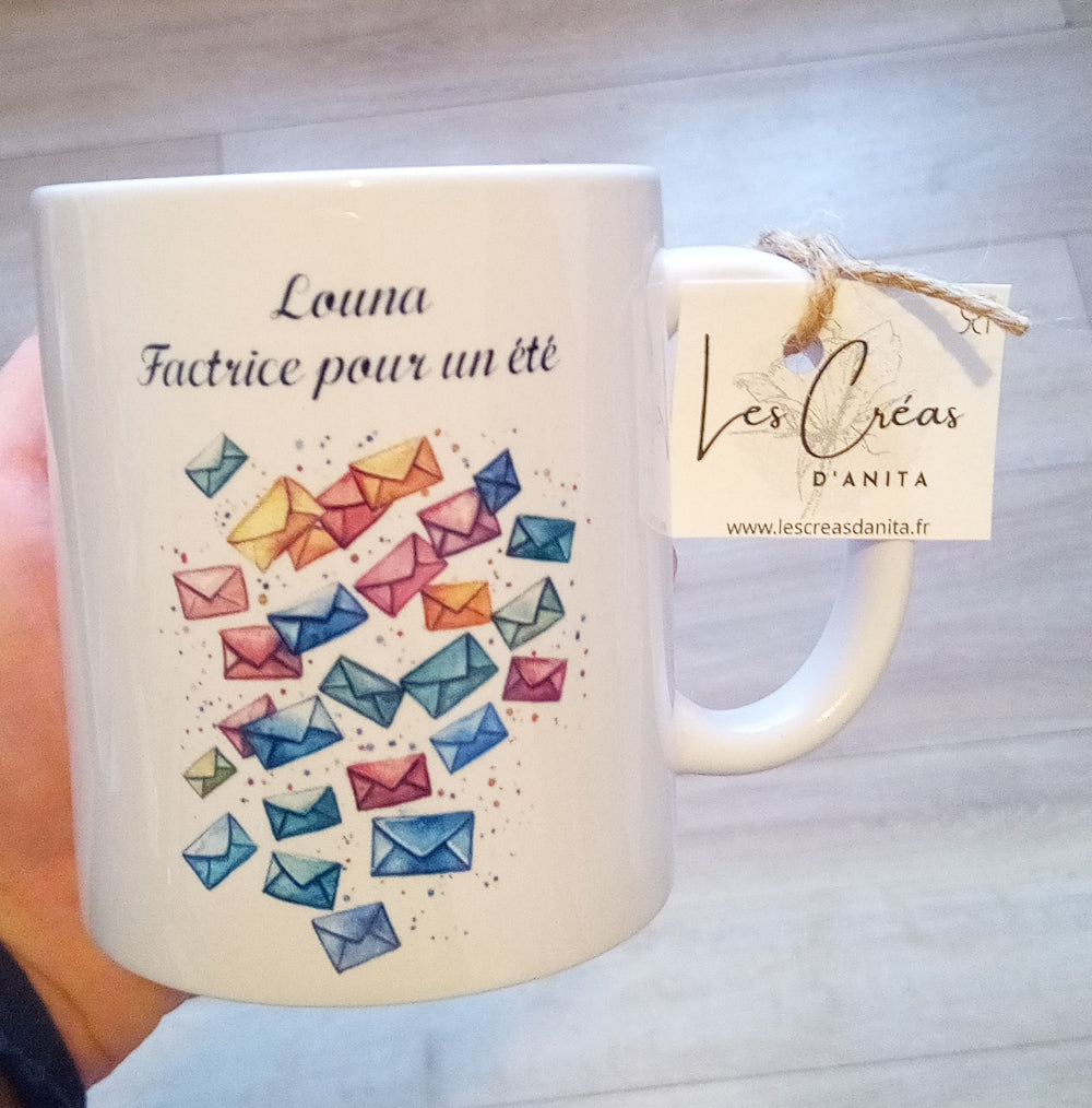 Mug blanc en céramique de 325 ml avec un dessin représentant des enveloppes colorées qui s'envolent, et personnalisé avec votre texte. Cadeau pour facteur / factrice