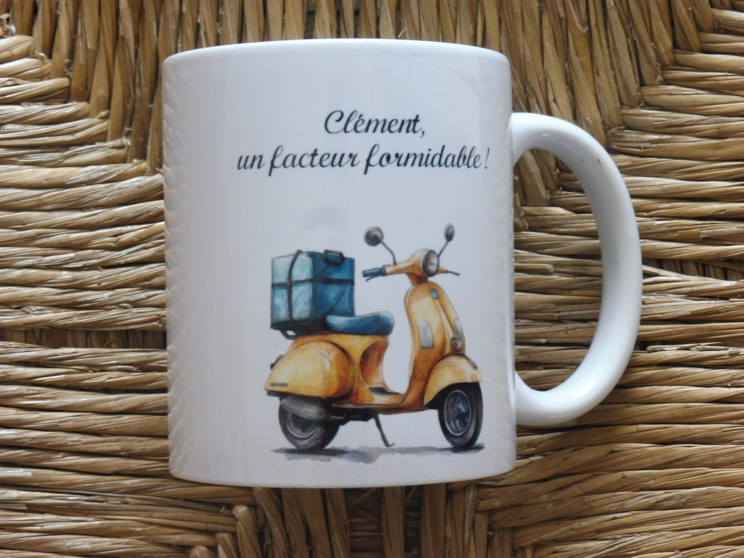 Mug blanc en céramique de 325 ml avec le dessin d'un scooter de facteur et personnalisé avec un texte. Cadeau pour facteur / factrice