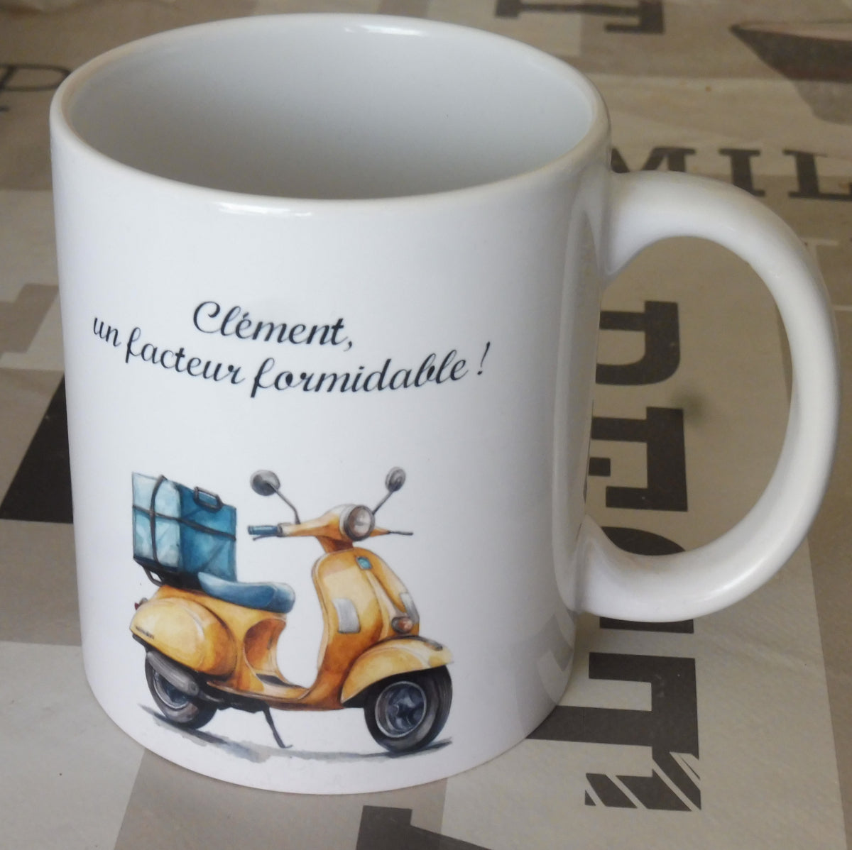 Tasse blanche en céramique de 325 ml avec le dessin d'un scooter de facteur et personnalisé avec un texte. Cadeau pour facteur / factrice