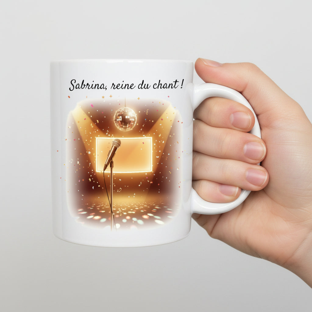Mug personnalisé karaoké avec prénom tenu en main – cadeau amateur de chant soirée karaoké

