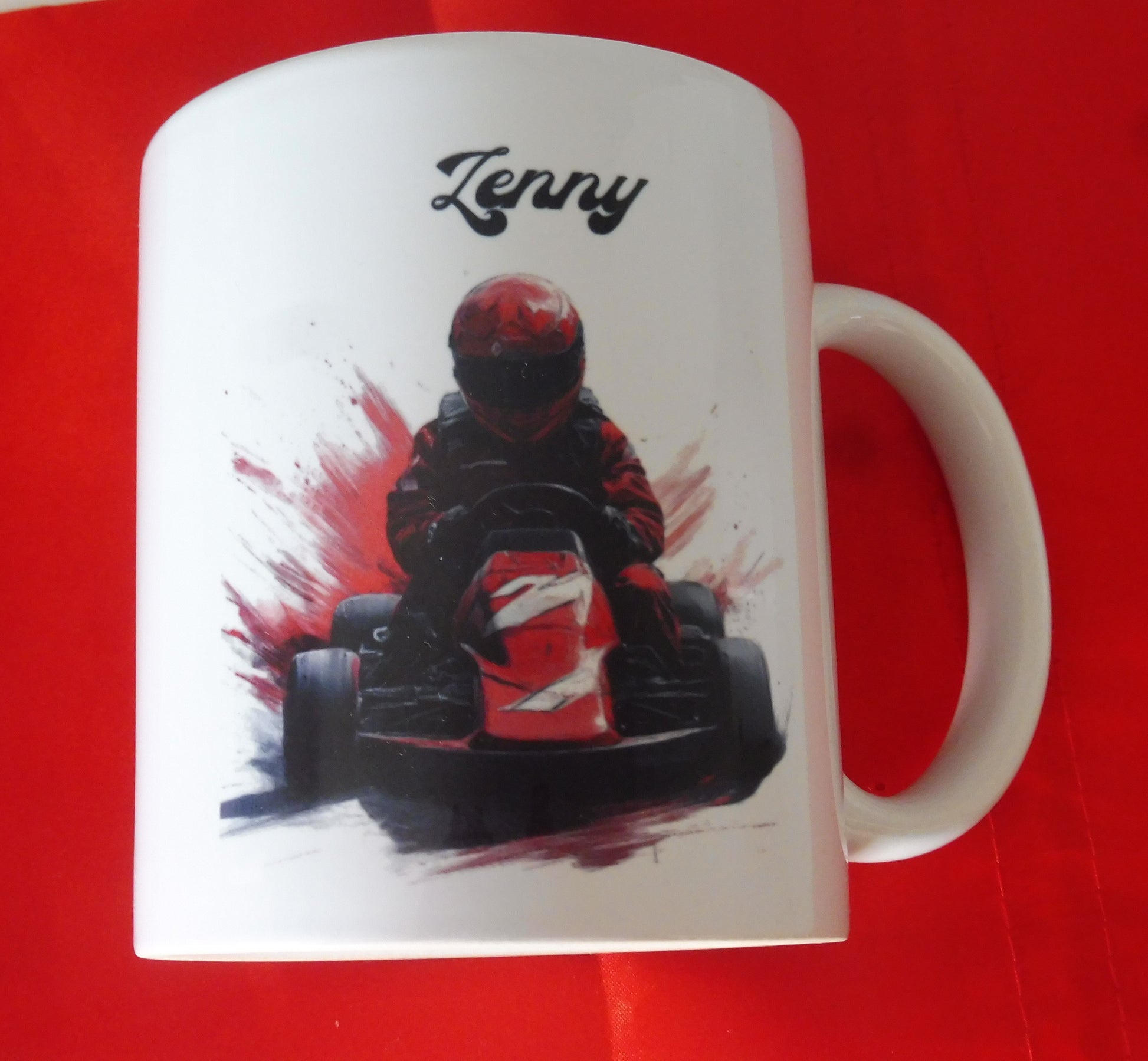 Mug blanc en céramique de 325 ml avec un dessin représentant un karting rouge de face avec son pilote et personnalisé avec un prénom - Idée cadeau enfant