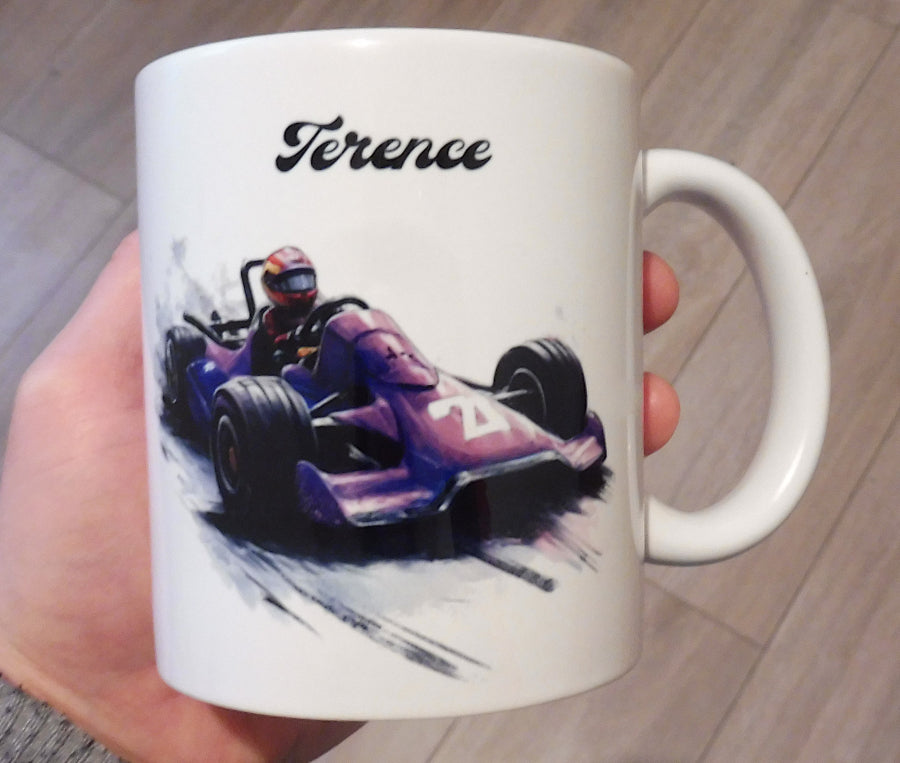 Tasse blanche en céramique de 11 oz avec un dessin représentant un karting violet de profil avec son pilote et personnalisé avec un prénom. Cadeau passionné de kart