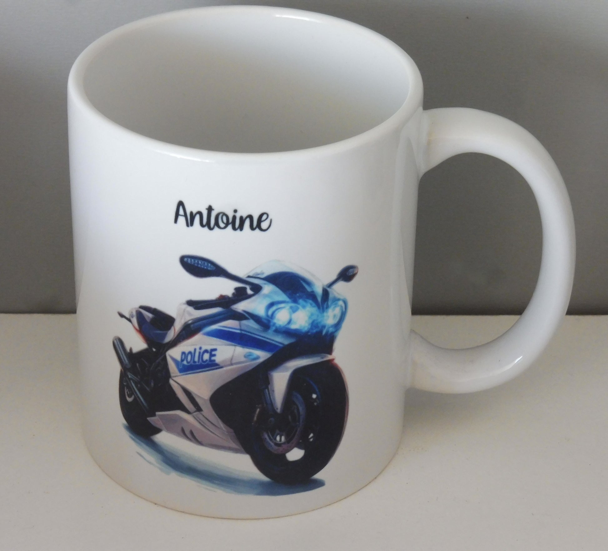 Mug blanc de 325 ml en céramique avec un dessin représentant une moto de police blanche et bleue et personnalisé avec un prénom - Cadeau pour policier / policière