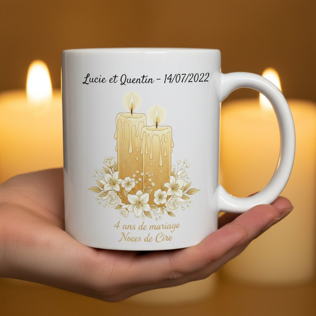 Mug personnalisé 4 ans de mariage Noces de Cire, tenu dans une main avec bougies allumées en arrière-plan, illustration deux bougies dorées et fleurs blanches

