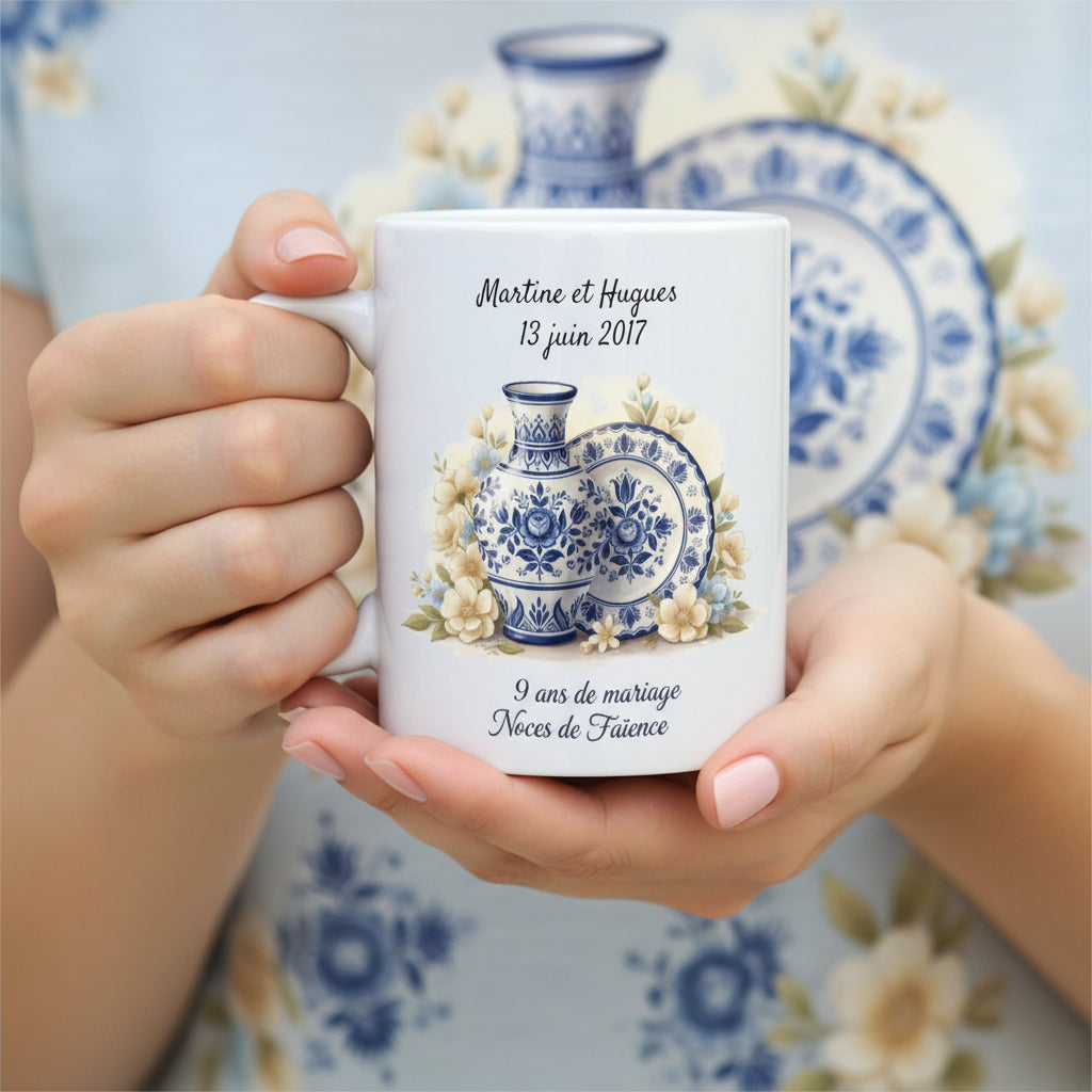 Mug personnalisé 9 ans de mariage Noces de Faïence, tenu à deux mains devant un vase et assiette bleu de Delft, illustration vase fleuri bleu et blanc
