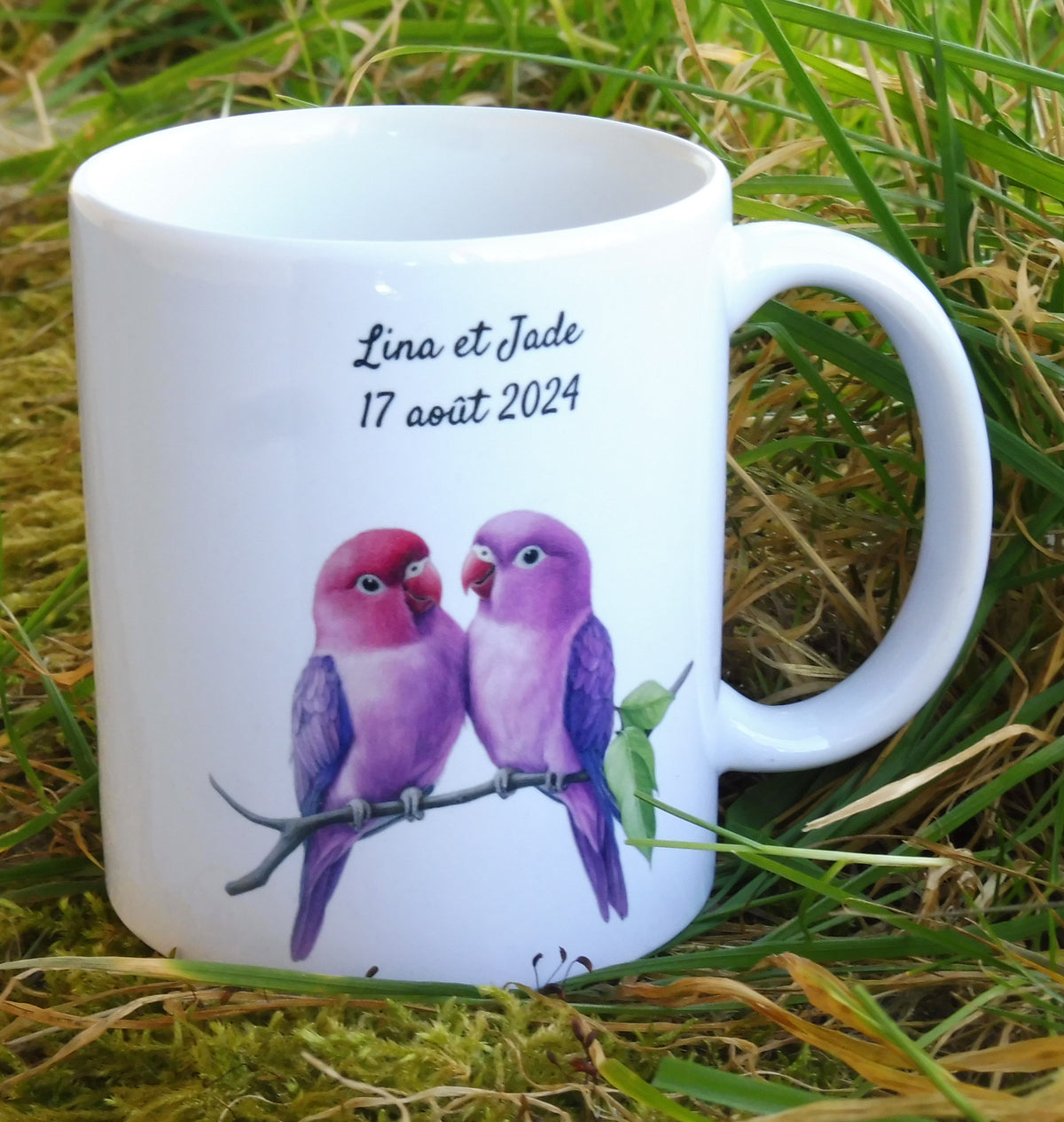 Mug en céramique blanc de 325 ml représentant  deux oiseaux inséparables violets sur une branche et personnalisé avec un texte - Idée cadeau mariés
