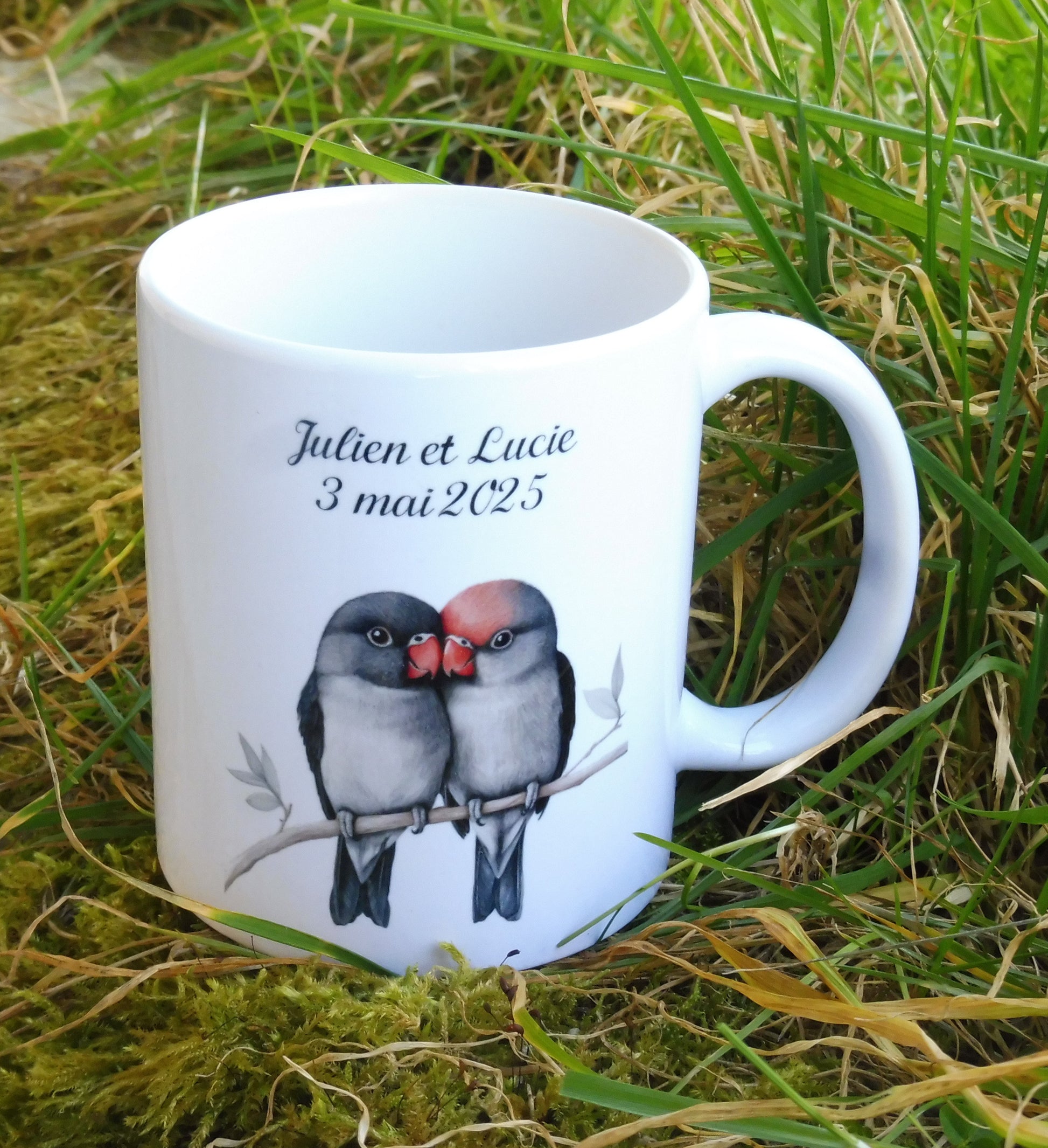 Mug en céramique blanc de 325 ml représentant  deux oiseaux inséparables gris sur une branche et personnalisé avec un texte - Idée cadeau jeunes mariés