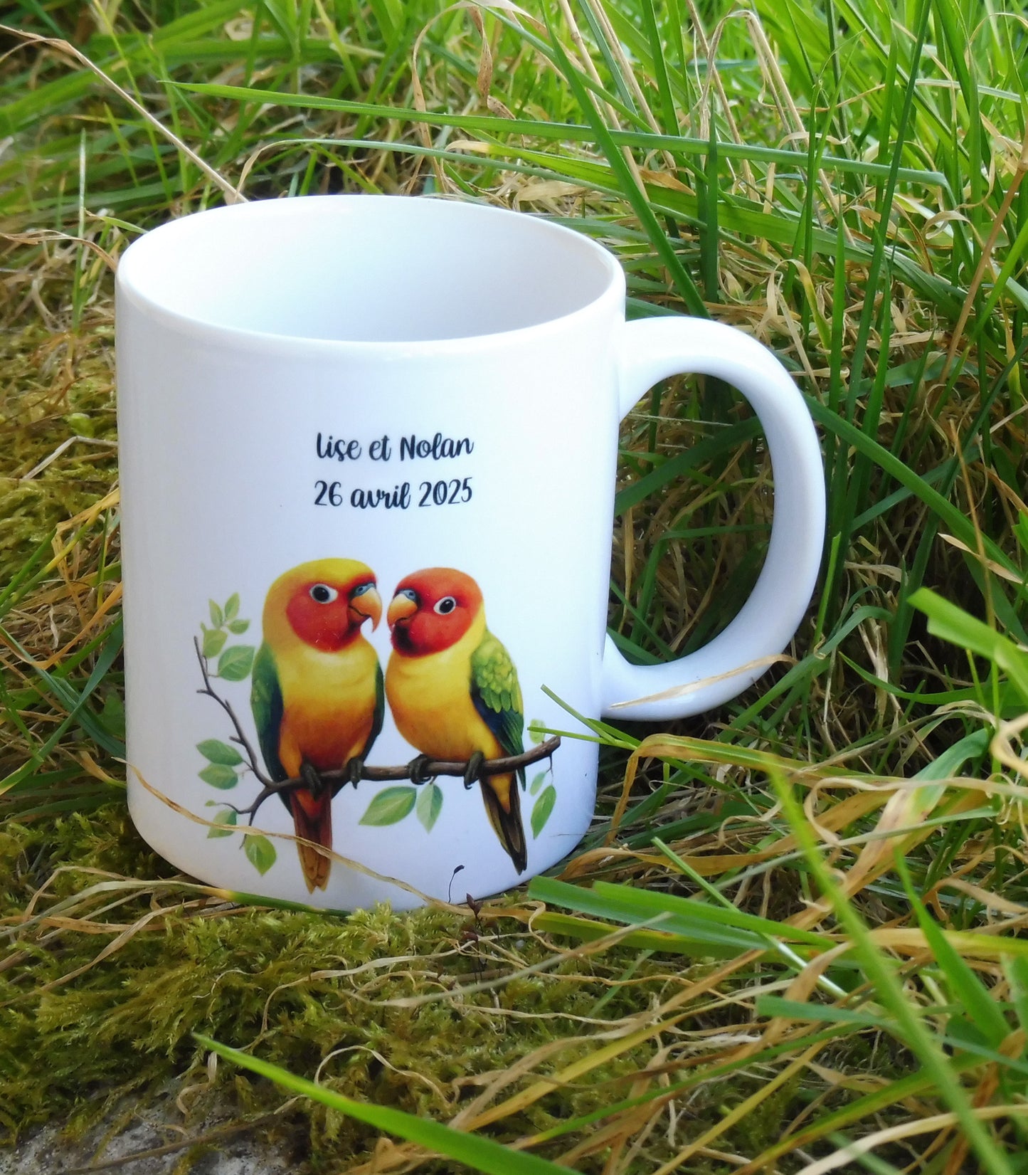 Mug en céramique blanc de 325 ml représentant  deux oiseaux inséparables multicolores sur une branche et personnalisé avec un texte - Idée cadeau Saint-Valentin