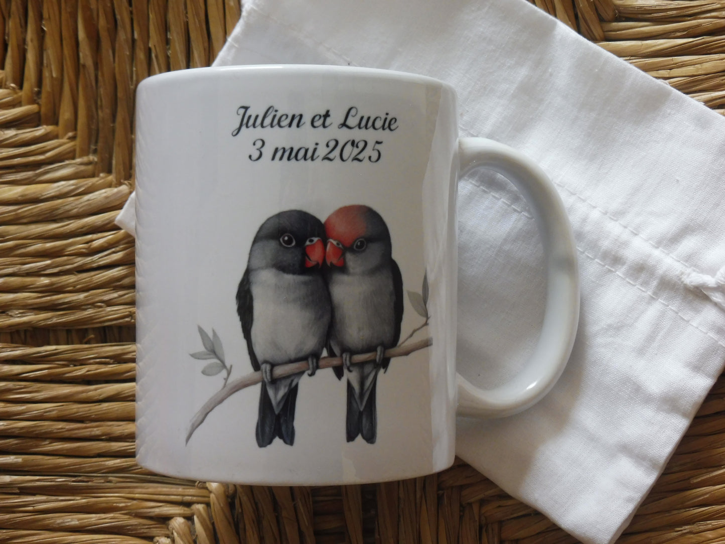 Tasse en céramique blanc de 11 oz représentant  deux oiseaux inséparables gris sur une branche et personnalisé avec un texte - Idée cadeau mariage