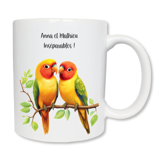 Mug en céramique blanc de 325 ml représentant  deux oiseaux inséparables multicolores sur une branche et personnalisé avec un texte - Idée cadeau mariage