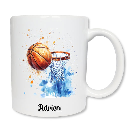 Mug blanc en céramique 325 ml avec un ballon et un panier de basket, et personnalisé avec un prénom. Cadeau pour joueur basketteur ou coach.