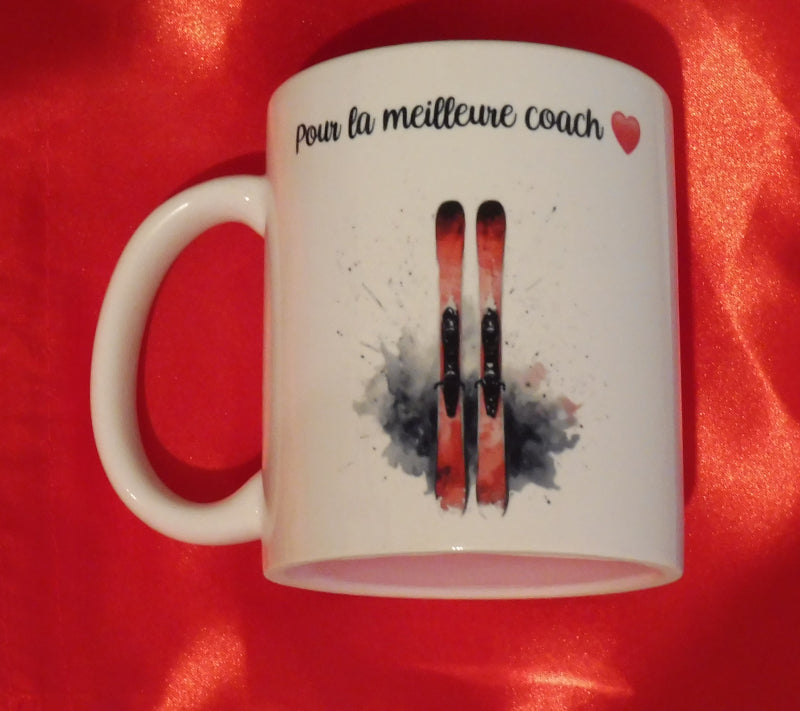 Mug personnalisé blanc en céramique de 325 ml avec une paire de skis rouges et personnalisé avec un message. Cadeau pour moniteur / monitrice