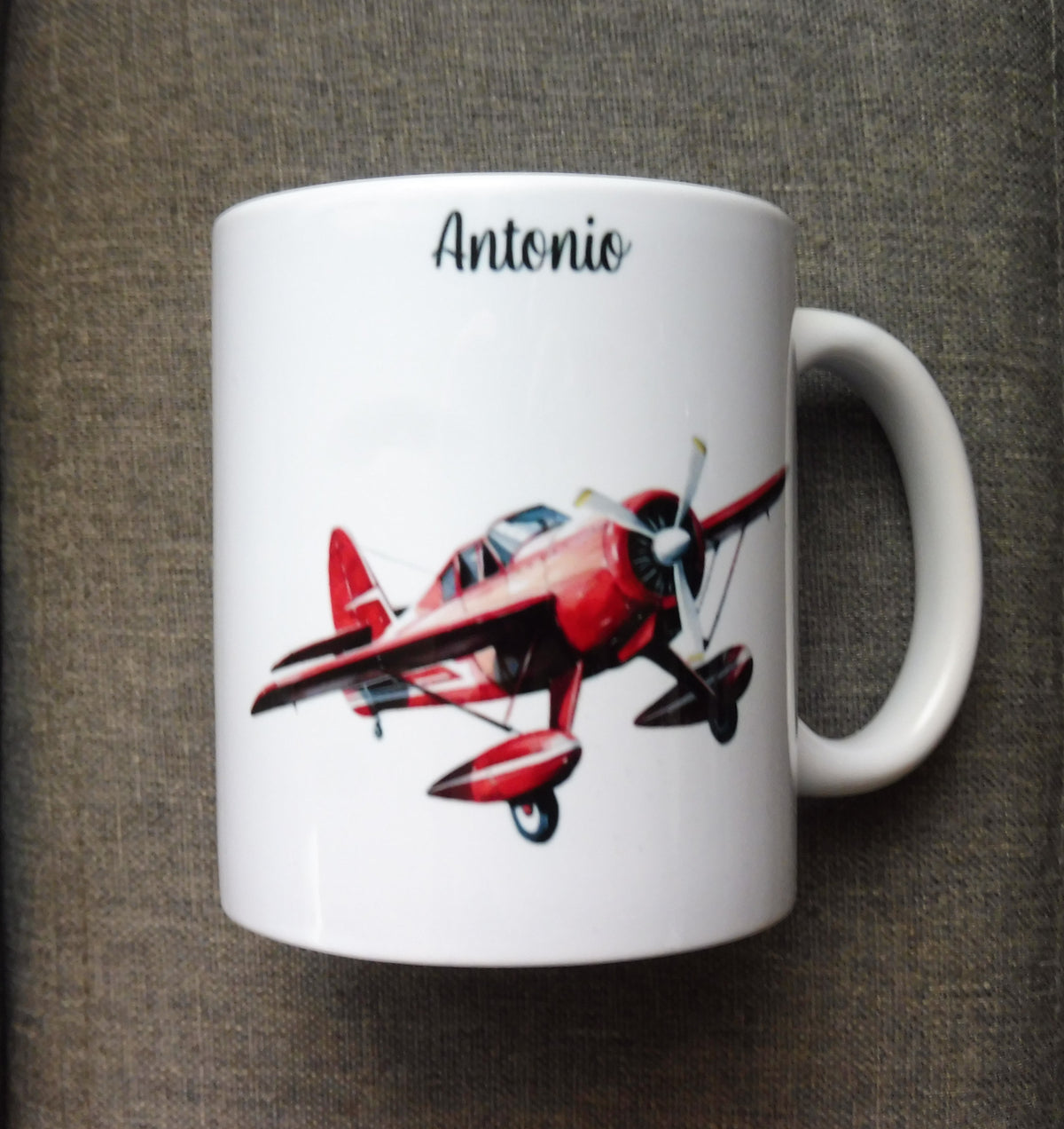 Mug personnalisé en céramique blanc  de 325 ml affichant un avion de tourisme qui vole de couleur rouge et un prénom 