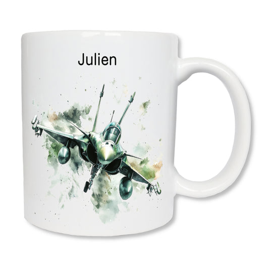 Mug blanc en céramique  de 325 ml avec un avion de chasse qui vole et personnalisé avec un prénom . Cadeau pour pilote / militaire 