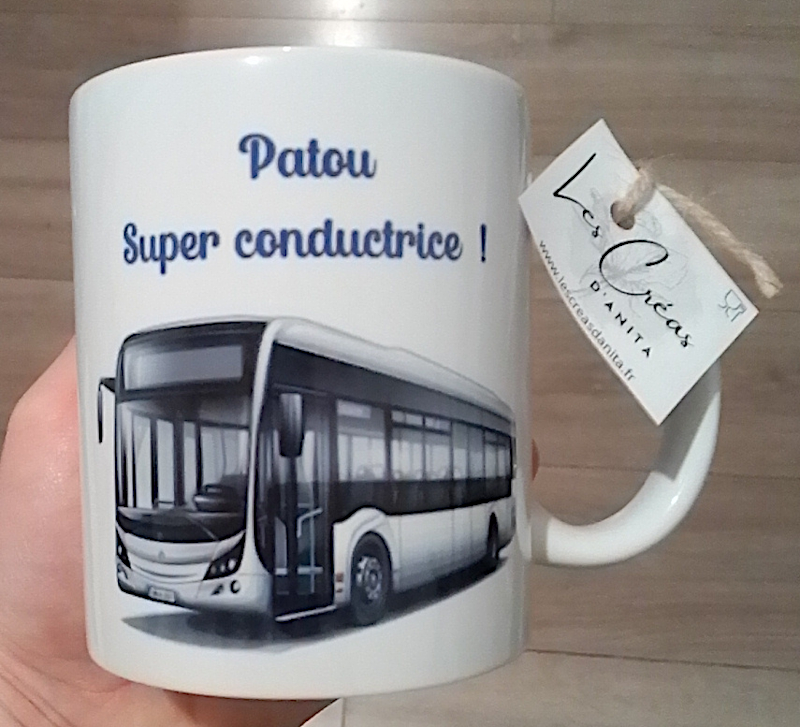 Mug blanc en céramique de 325 ml avec un bus blanc de profil et personnalisé avec un texte. Cadeau pour conducteur / conductrice de bus.