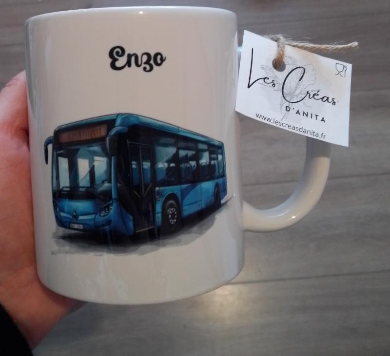 Mug blanc en céramique de 11 oz imprimé avec un bus bleu de profil et personnalisé avec un texte. Cadeau original pour chauffeur de bus.