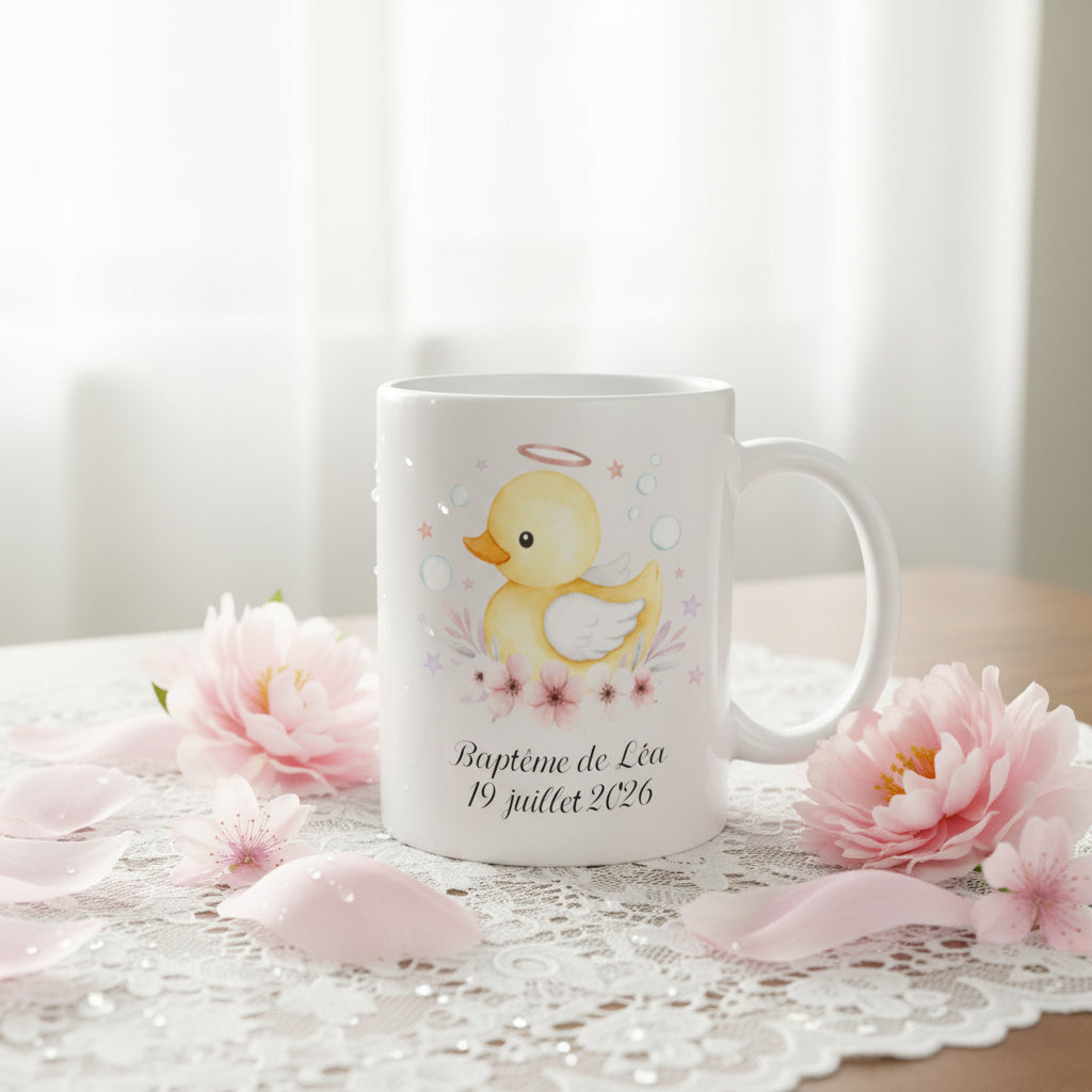 Tasse personnalisée canard baptême mise en situation, cadeau naissance

