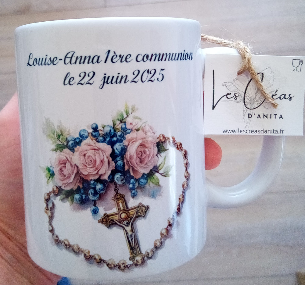 Mug blanc en céramique 325 ml avec dessin ,d'un chapelet orné de fleurs et personnalisé avec un prénom et une date - Cadeau pour confirmation fille