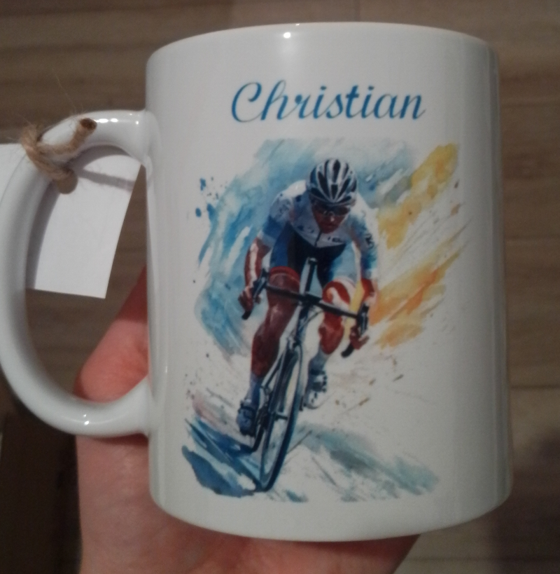 Mug blanc en céramique de 325 ml avec un dessin représentant un homme cycliste qui fait une course sur son vélo. Cadeau cycliste.