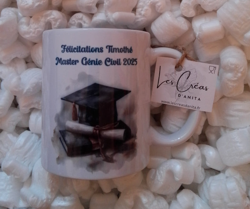 Mug personnalisé en céramique avec un chapeau de diplômé et personnalisé avec votre texte. Cadeau pour diplômé.