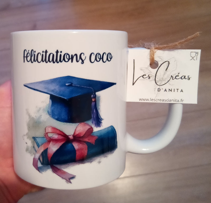 Mug blanc en céramique de 325 ml imprimé avec un chapeau de diplômé et personnalisé avec un texte. Cadeau pour félicitations diplôme baccalauréat, brevet des collèges...