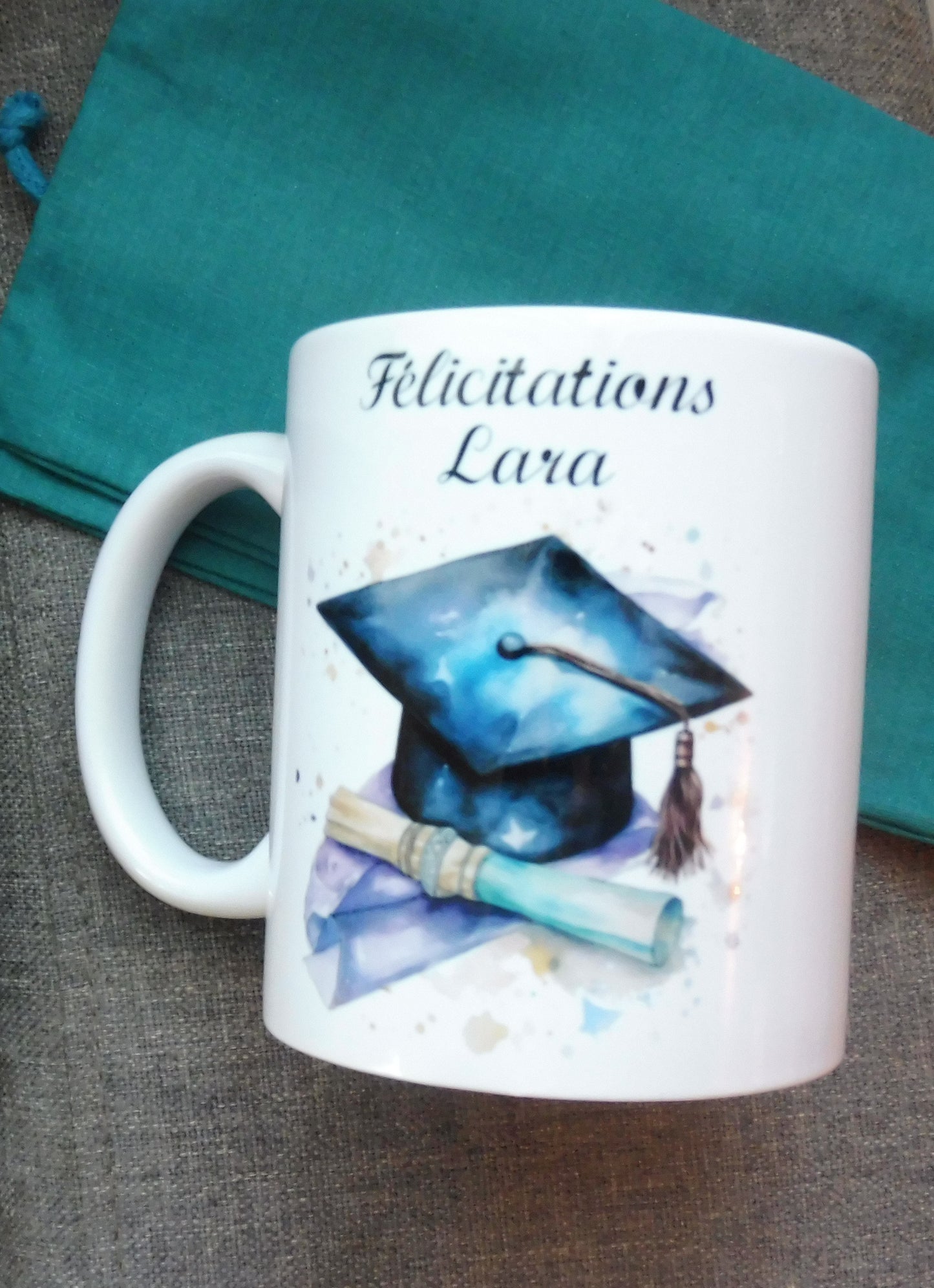 Vue de face mug diplôme personnalisé avec prénom - cadeau original
