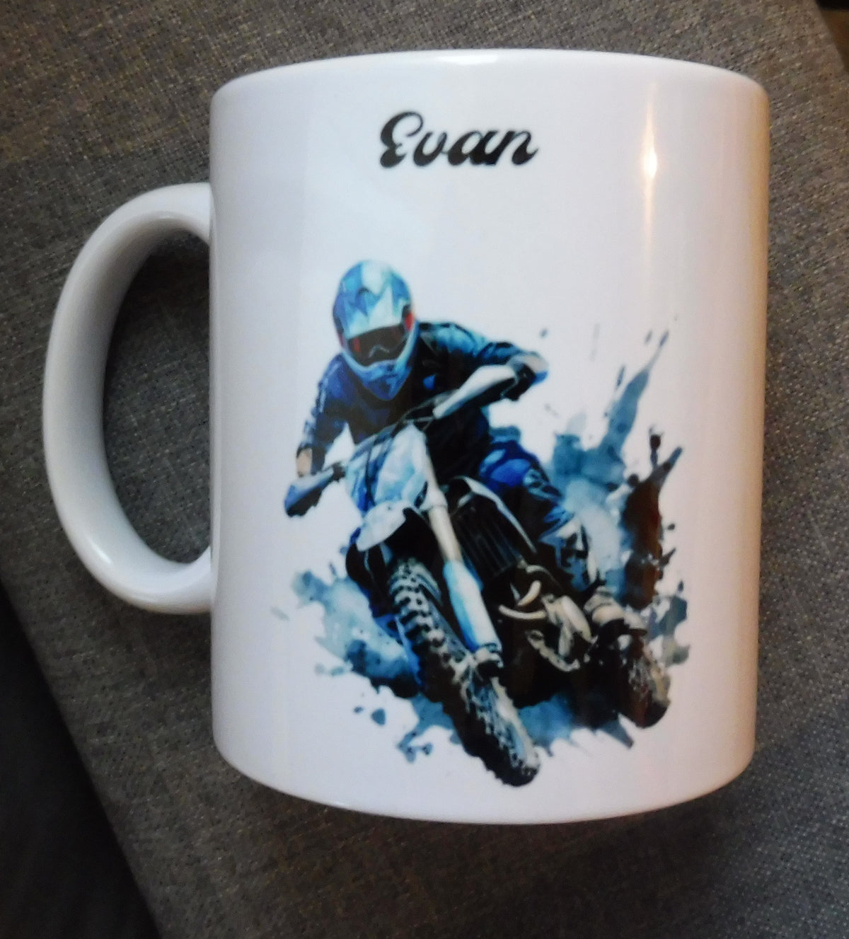 Mug en céramique blanc de 325 ml motocross bleue et personnalisé avec un prénom. Cadeau fête des pères