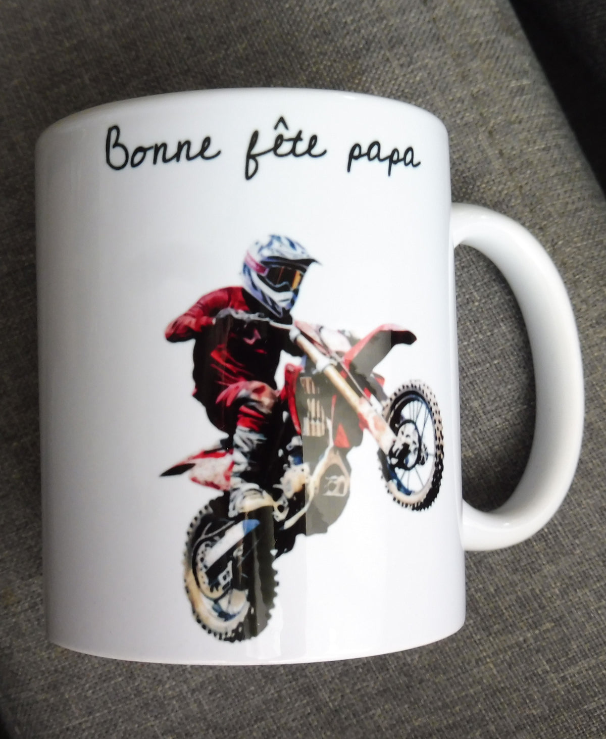 Mug en céramique blanc de 325 ml motocross rouge et personnalisé avec un texte. Cadeau anniversaire