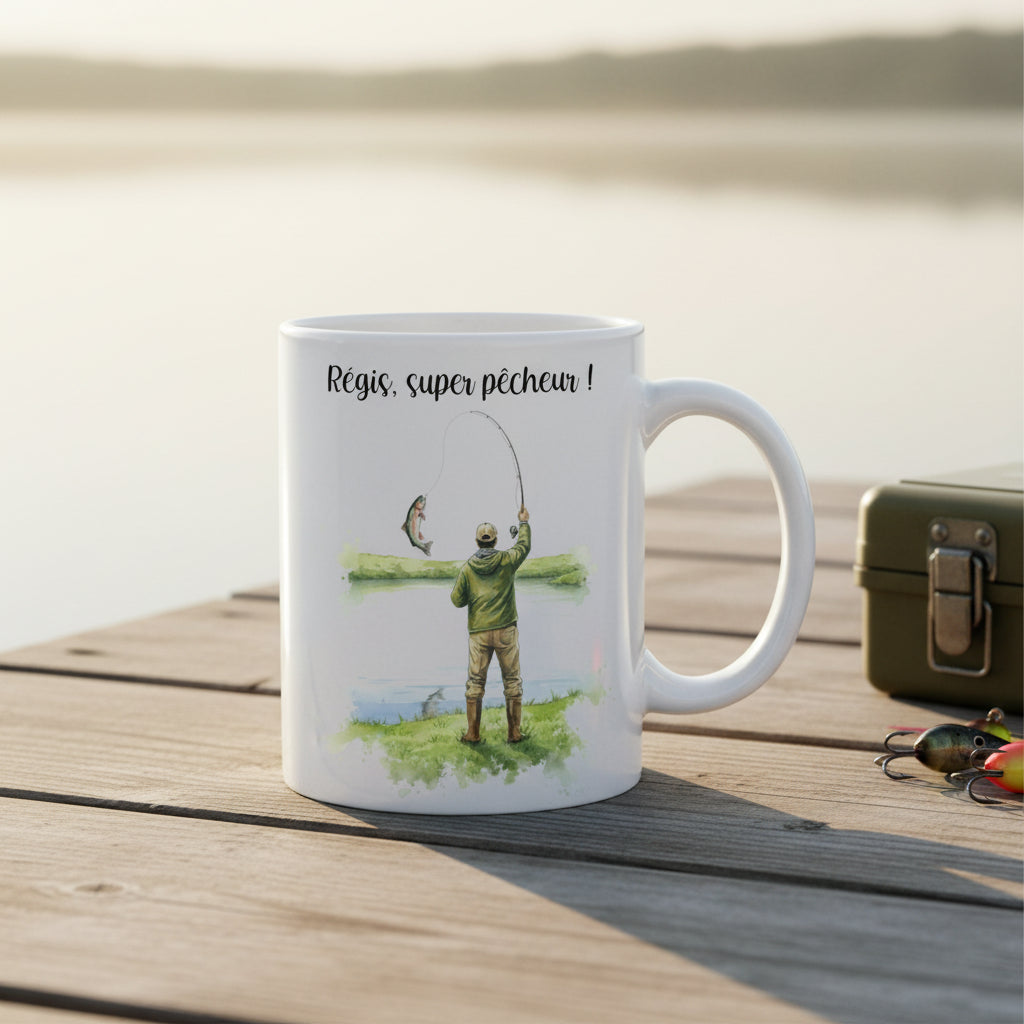 Mug personnalisé avec texte en céramique 325 ml avec un pêcheur de dos qui attrape un poisson avec sa canne à pêche devant un étang