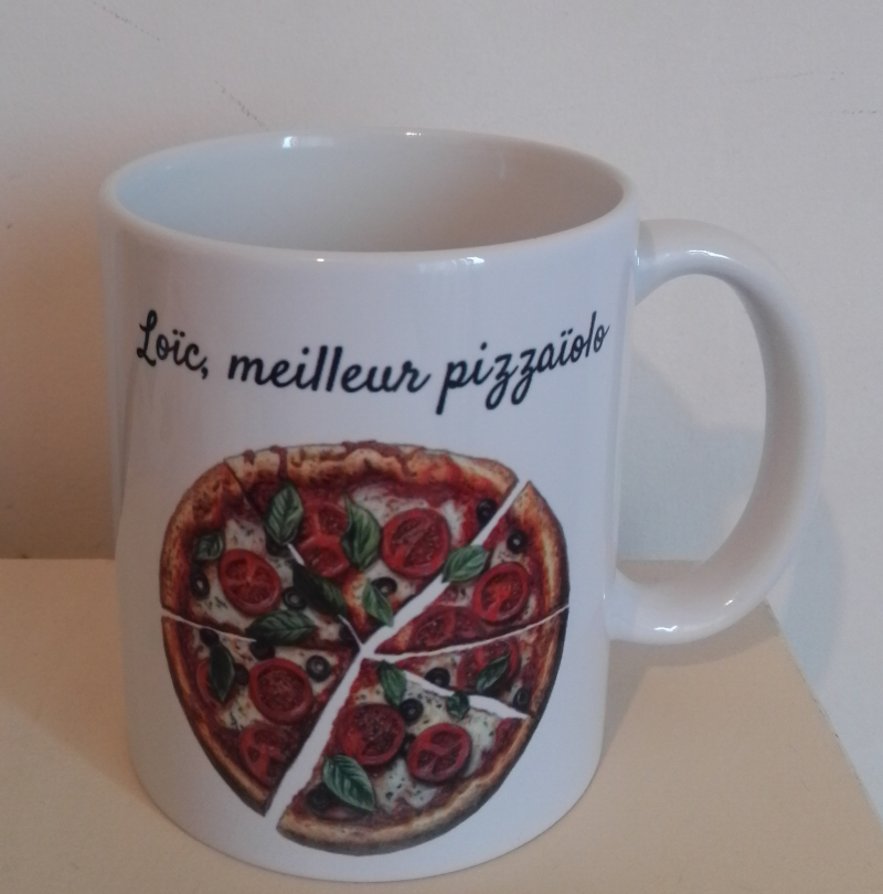 Mug blanc en céramique de 325 ml avec le dessin d'une grande pizza, et personnalisé avec votre texte. Cadeau pour pizzaïolo.