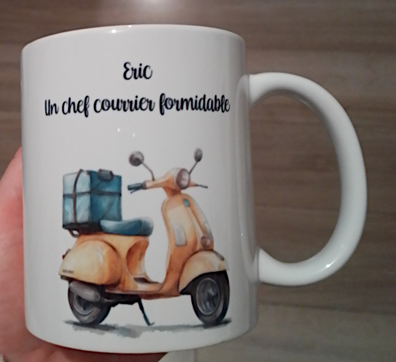 Mug blanc en céramique de 325 ml avec le dessin d'un scooter de facteur et personnalisé avec votre texte. Cadeau pour facteur / factrice